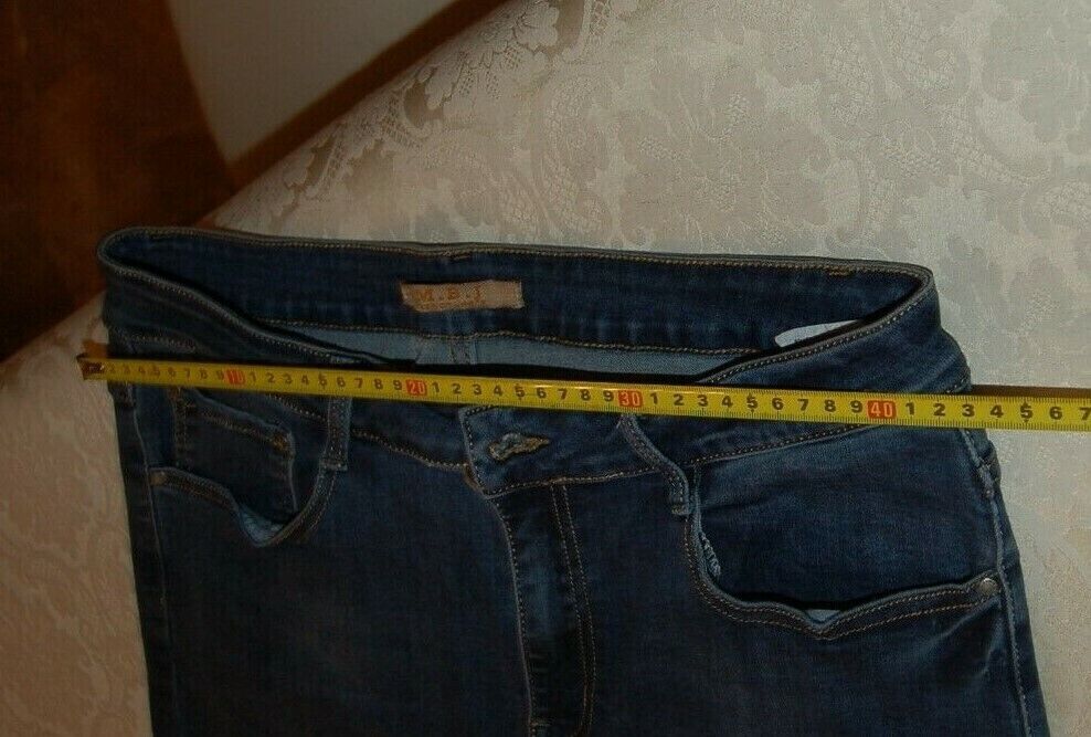 how much does a pair of jeans weigh